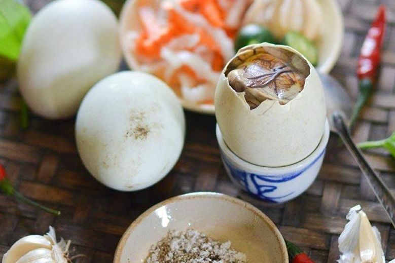 me-bau-an-trung-vit-lon-dung-thoi-diem-vang-nay-con-sinh-ra-trang-treo-chan-dai-01