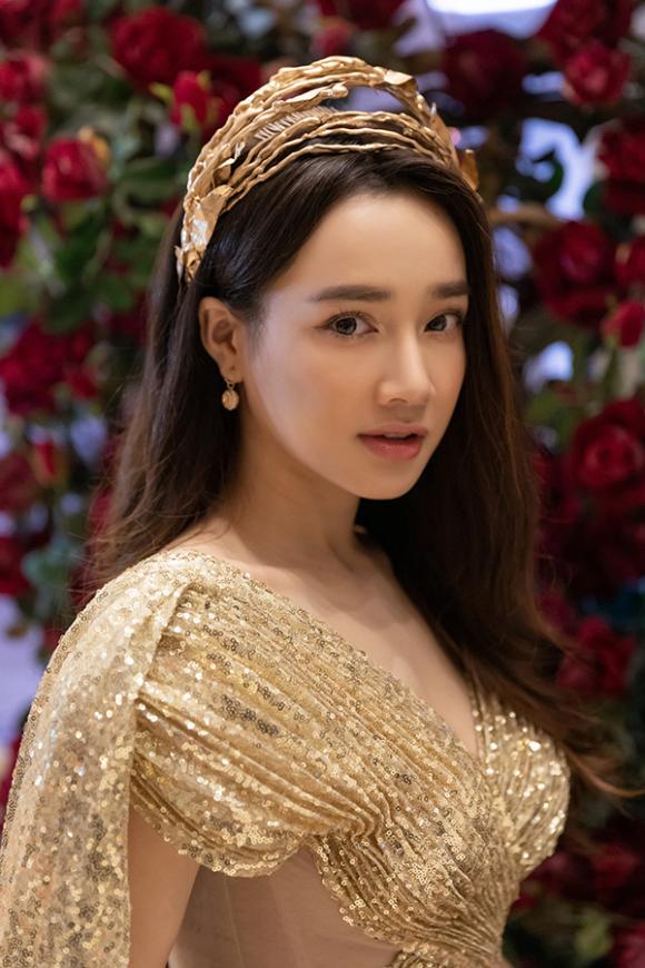 Vừa qua, Nhã Phương lại tiếp tục có màn xuất hiện đầy ấn tượng , trở thành tâm điểm thu hút của công chúng và truyền thông. Theo đó tại sự kiện, bà xã nam danh hài Trường Giang nổi bật với chiếc đầm ánh kim cầu kì, phần cầu vai xoè 