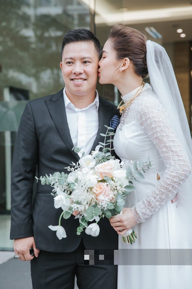 Mẫu áo dài được Giang Hồng Ngọc diện trong ngày trọng đại đang vướng phải ồn ào đạo nhái một thương hiệu nổi tiếng.