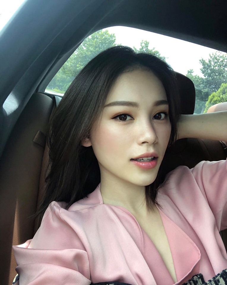 Khuôn mặt cùng thần thái đẹp bất chấp cam thường của Linh Rin  (Nguồn : facebook)