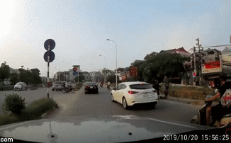 Chồng hành hung vợ giữa đường. Ảnh cắt từ clip