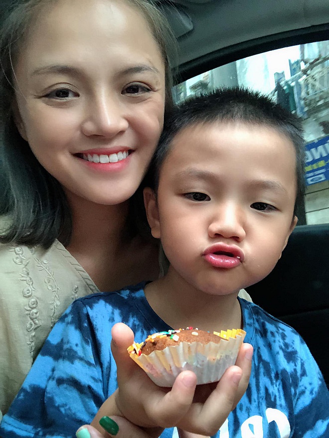 Ngay khi loạt ảnh thân thiết của Chí Nhân và cô gái lạ mặt được đăng tải lên mạng không lâu, Thu Quỳnh đã chia sẻ bức ảnh đời thường, kèm dòng trạng thái: “Sung sướng, đơn giản là đi làm về lăn ngay ra sàn nằm mà không cần tẩy trang. Ngả lưng cái đã, chợp mắt 1 xíu luôn cũng được. Những cái phức tạp khác để sau đi”. Cùng với đó, nữ diễn viên cũng gửi lời chúc mừng ngày 20/10 đến các chị em phụ nữ.