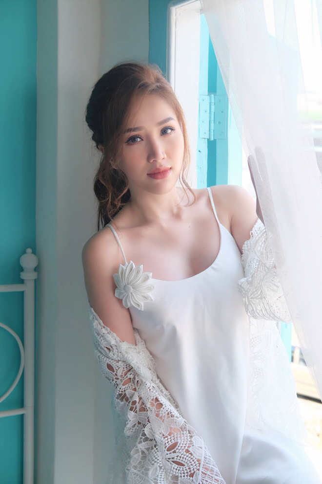 Cách đây ít giờ trên trang cá nhân, nữ ca sĩ Bảo Thy vừa đăng tải hình ảnh 1 đôi đồng hồ, theo đó 1 chiếc dành cho mình, 1 chiếc dành cho bạn trai. Tuy nhiên, ngay sau khi dòng trạng thái này được đăng tải đã có rất nhiều bình luận đầy ẩn ý khi nhắc đến ngày đặc biệt sẽ được diễn ra vào 3 tuần tới. Chính những động thái này của nữ ca sĩ đã làm rộ lên nghi vấn Bảo Thy sắp lên xe hoa cùng bạn trai giấu mặt chỉ sau hôn lễ thế kỷ của Đông Nhi và Ông Cao Thắng vỏn vẹn 1 tuần.    