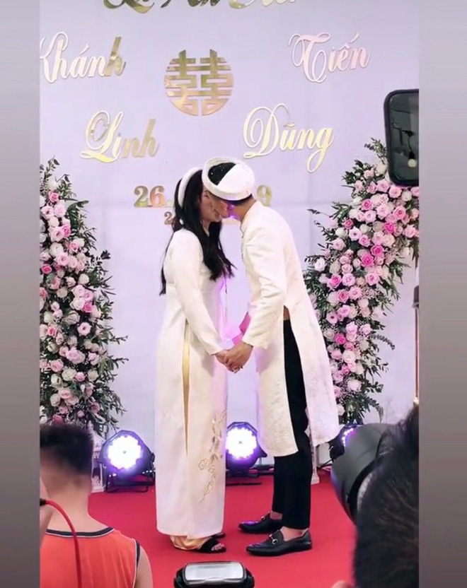 Bùi Tiến Dũng tay đan tay, hôn môi bạn gái ngọt ngào khiến nhiều người không khỏi ngưỡng mộ.