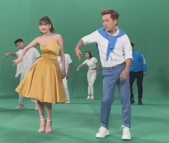 Cặp đôi cùng nhau thực hiện những động tác nhảy múa cực vui nhộn.