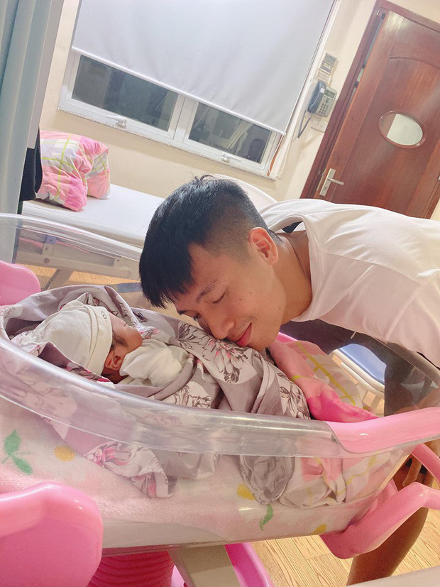 Bùi Tiến Dũng bên cô con gái đầu lòng.