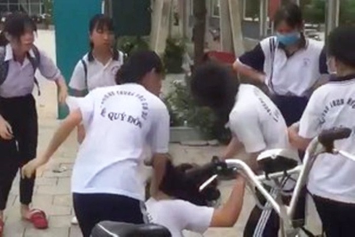 Nữ sinh bị đánh hội đồng. Ảnh cắt từ clip
