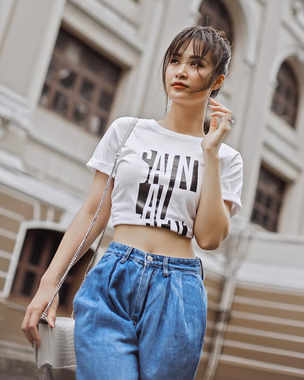 Đông Nhi vén áo khoe vòng eo con kiến cùng nhan sắc trẻ trung đáng ngưỡng mộ trong loạt ảnh mới.    