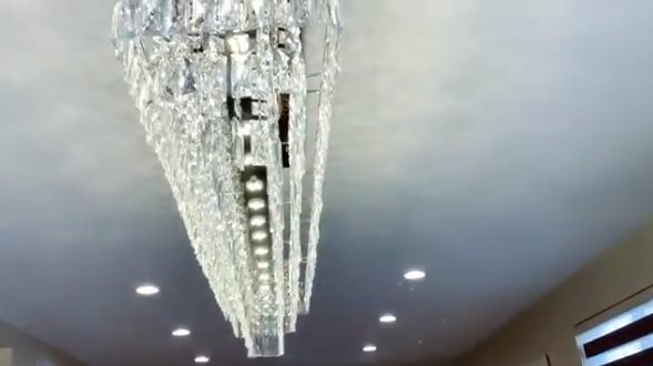 Một chiếc đèn chùm cao cấp khác được đặt ở phòng ăn.