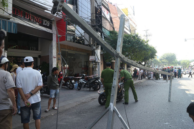 Công an có mặt tại hiện trường vụ tai nạn.