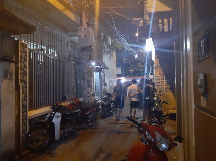 Người dân và chính quyền địa phương có mặt tại ngôi nhà nạn nhân sau sự cố.