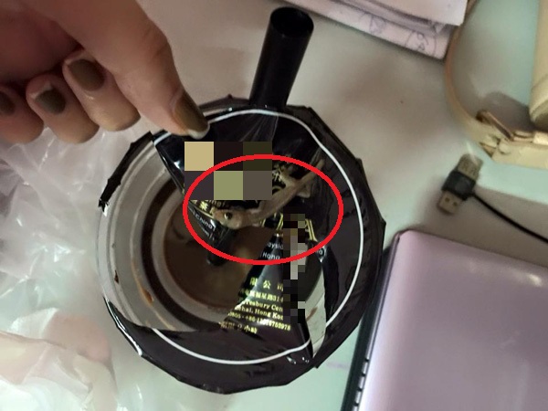 Hình ảnh cốc trà sữa có lẫn thạch sùng.