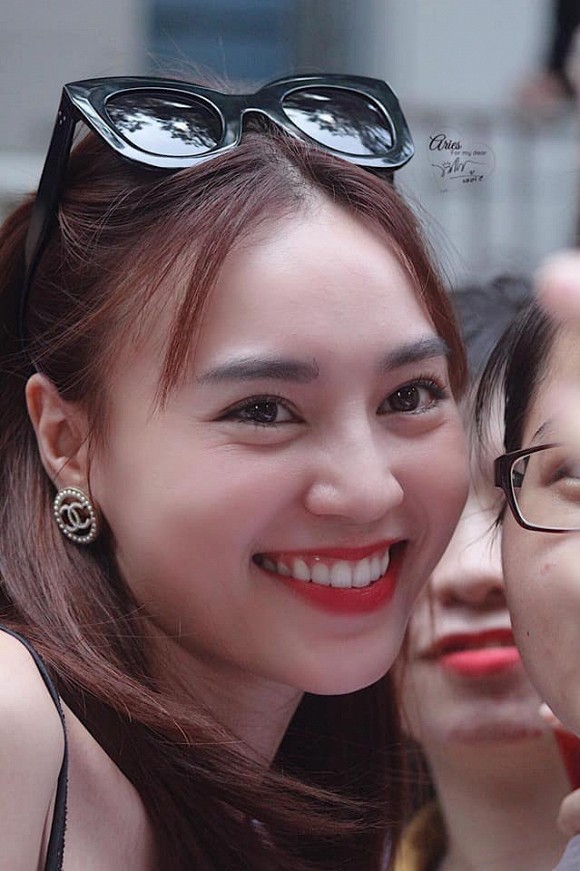 Xuất hiện trong một số khung hình, Lan Ngọc lộ rõ nếp nhắn kèm theo bọng mắt sưng.  