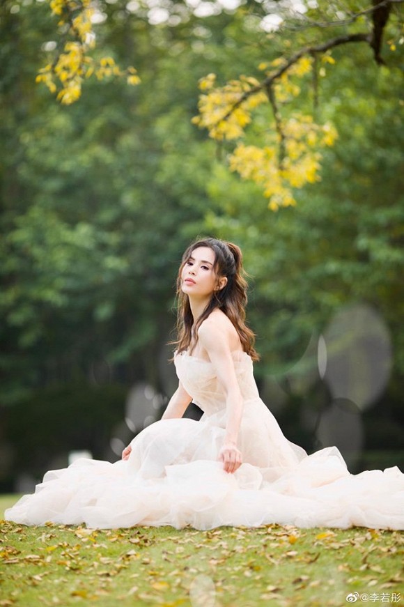 Chúng ta dường như không thể tìm thấy bất kỳ dấu hiệu lão hóa nào trên gương mặt của Lý Nhược Đồng