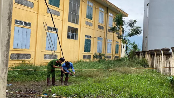 Công an tiến hành khám nghiệm hiện trường.