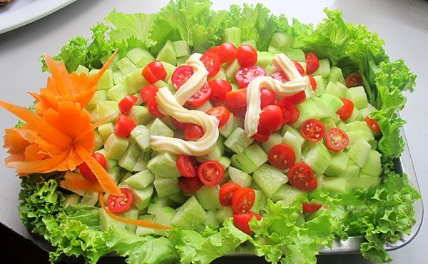 Cà chua và dưa chuột không ăn cùng lúc
