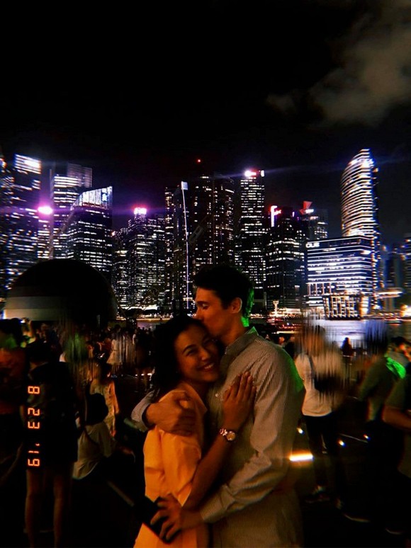 Á hậu Hoàng Oanh công khai gần rõ mặt bạn trai Tây.  