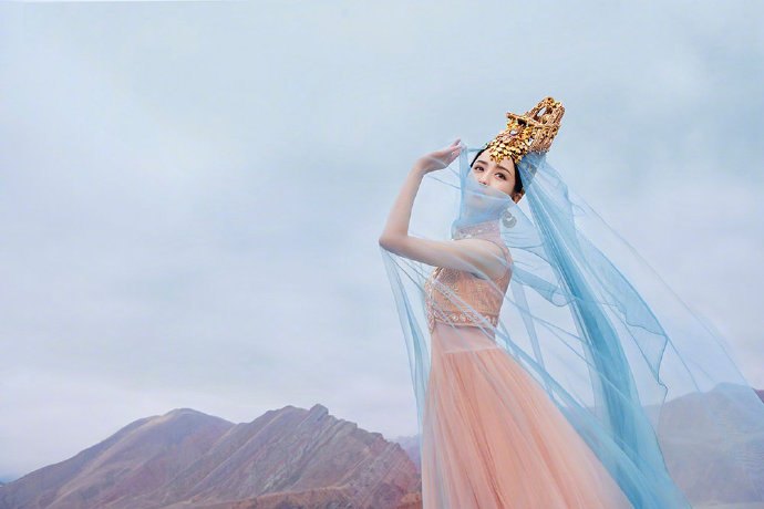 Bộ ảnh mới nhất của Đồng Lệ Á có tên là : 
