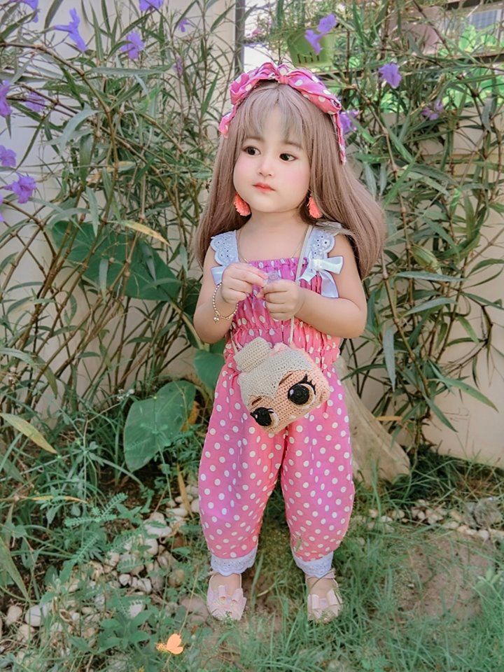 Cô bé có cặp má phúng phính cùng nước da trắng hồng ấn tượng.
