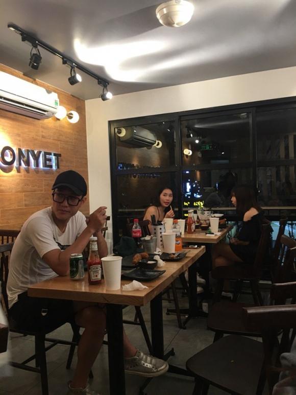 Trên một diễn đàn chuyên bàn chuyện showbiz mới đây xuất hiện loạt ảnh Chí Nhân cùng 1 cô gái lạ mặt dẫn con trai đi ăn. Điều này khiến cư dân mạng đặt câu hỏi phải chăng Chí Nhân đã chia tay MC Minh Hà sau một thời gian hẹn hò.