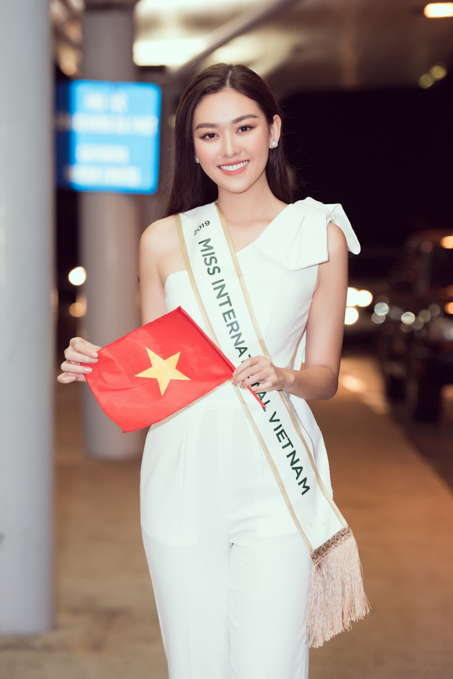 Á hậu Tường San tại sân bay Tân Sơn Nhất chuẩn bị khởi hành đến Nhật Bản