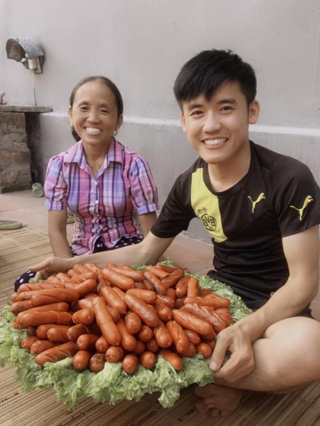 Bà Tân và con trai.