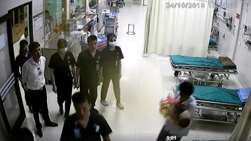 Bé trai 4 tuổi được mọi người đưa đến bệnh viện cấp cứu nhưng đã tử vong. Ảnh: Infonet