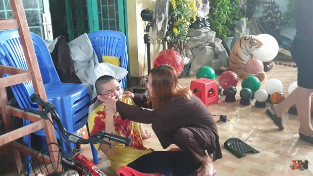 Một sư thầy bị nhóm người ném đá gây thương tích. (Ảnh cắt từ clip)