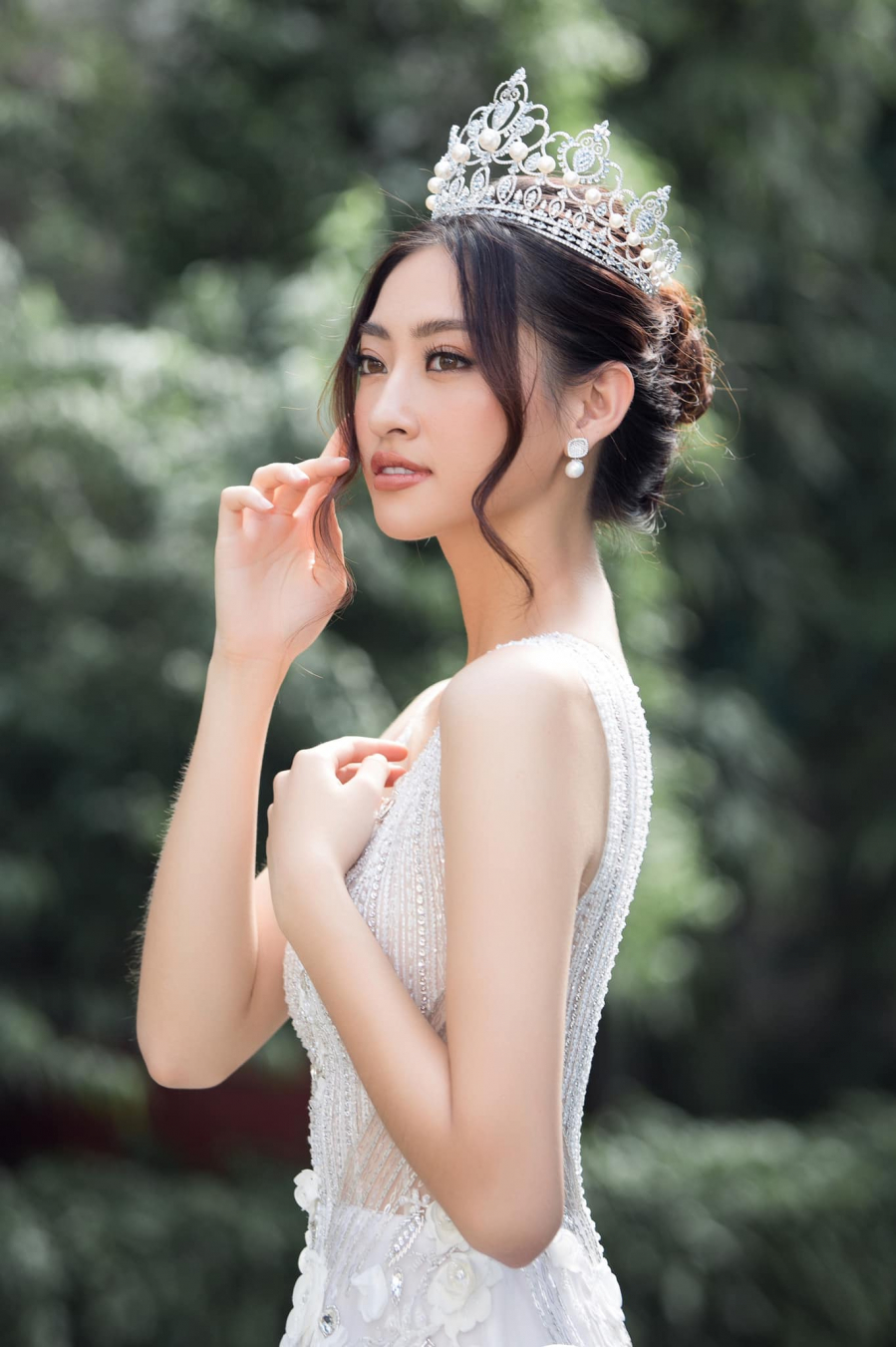 hoa-hau-luong-thuy-linh-toi-tung-khong-dam-soi-guong-vi-mat-nhieu-mun-75282178_848975888833216_2053721965012713472_o-1572069170-775-width1364height2048