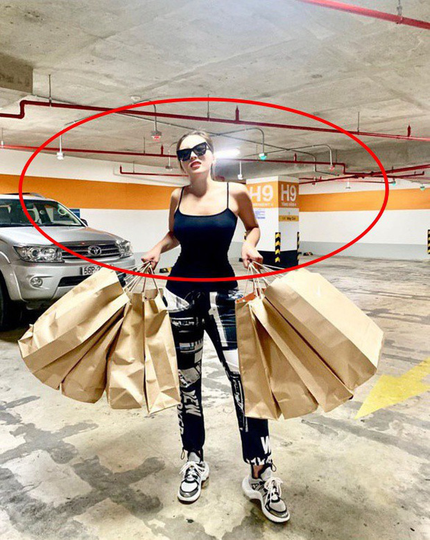 Nàng hậu photoshop quá đà khiến tường bị bẻ nghiêng.
