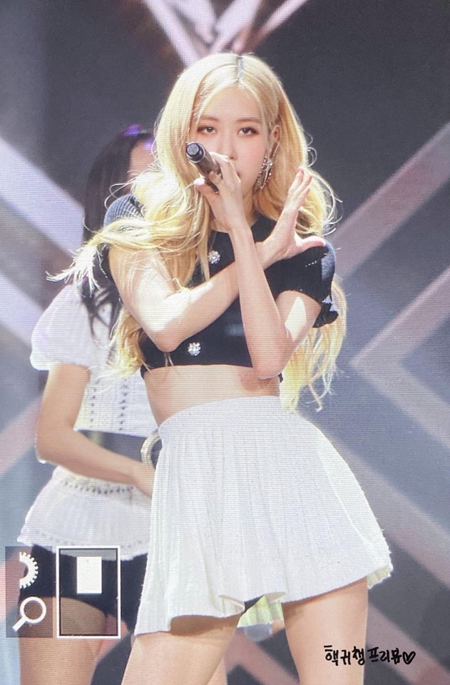 Mái tóc xoăn rối bời kết hợp với thần thái sang chảnh khiến nữ idol sinh năm 1997 càng tỏa sáng hơn