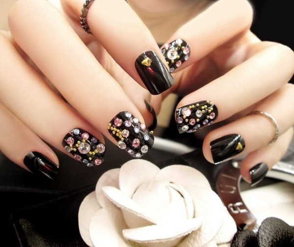 Mẫu móng đen dành cho các cô nàng thích sự lấp lánh cầu kỳ và tỉ mẩn