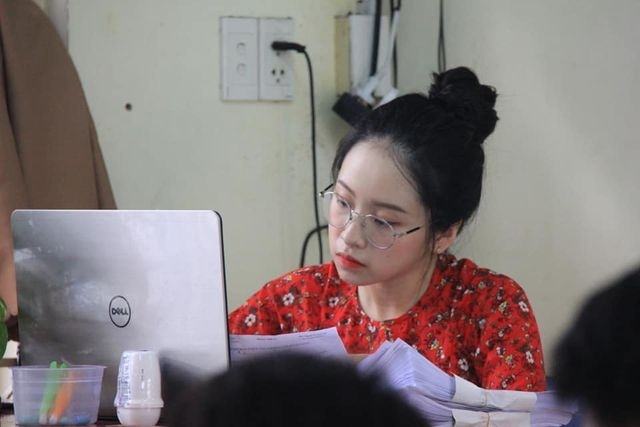 Hình ảnh cô giáo trẻ đang khiến dân mạng 
