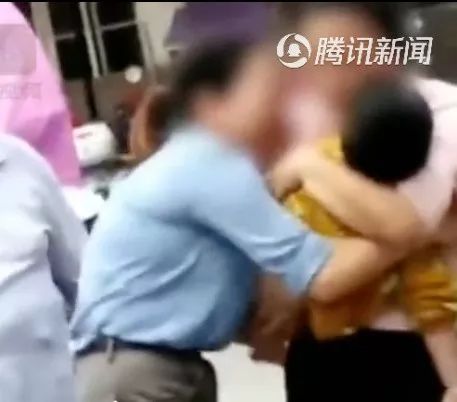 Cậu bé 3 tuổi bị bố mẹ bỏ quên trong ô tô.