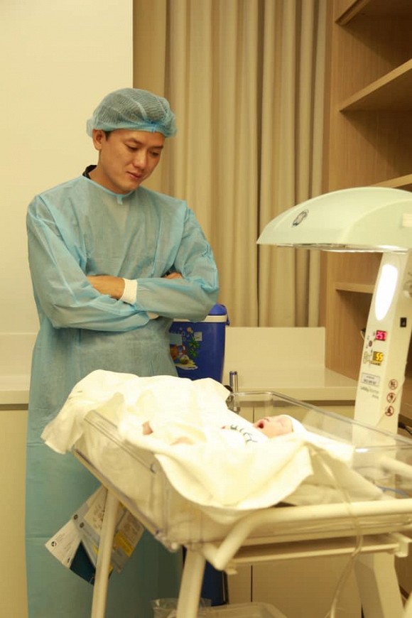 Nam diễn viên không giấu được xúc động bật khóc khi nhìn thấy con gái.