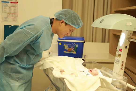 Nam diễn viên luôn túc trực ở bên cạnh để chăm sóc bạn gái và con.    