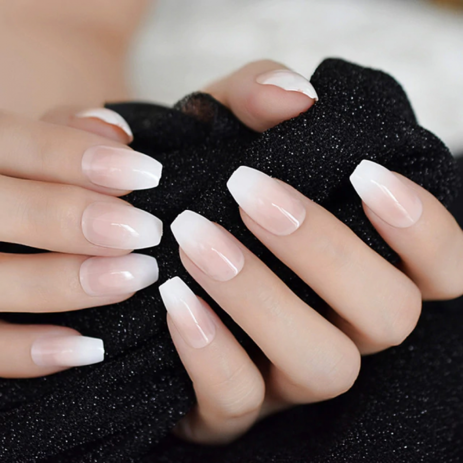 Kiểu ombre giữa màu nude và trắng đầu móng
