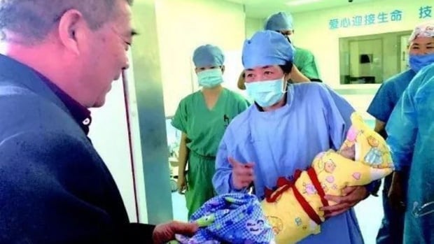 Người đàn ông 68 tuổi và cô con gái nhỏ. Ảnh: thestar