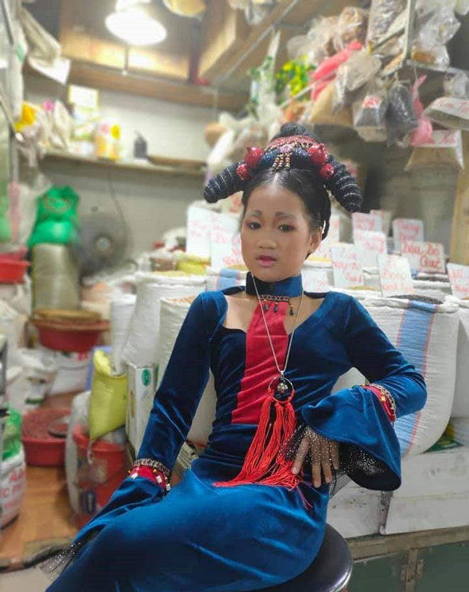 Hình ảnh người phụ nữ bán hàng tạp hóa ăn mặc như trong phim cổ trang.