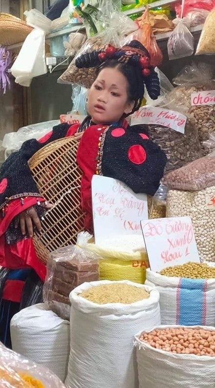 Phong cách và thần thái của người phụ nữ khiến ai cũng phải bật cười.