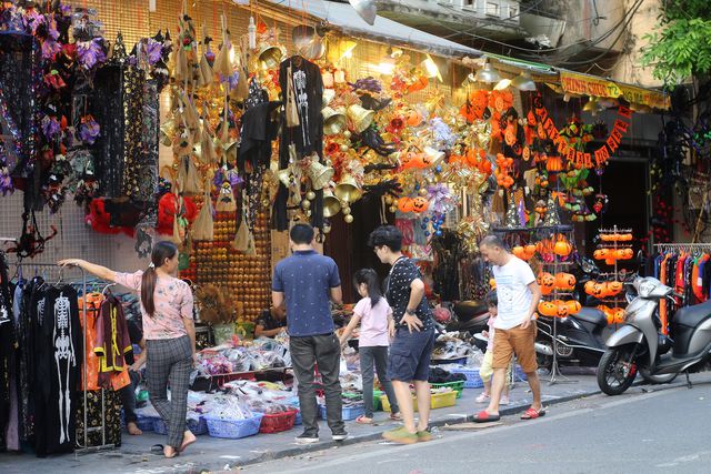 Phố Hàng Mã dịp Halloween thu hút rất đông khách thăm quan. (Ảnh: Dân trí)