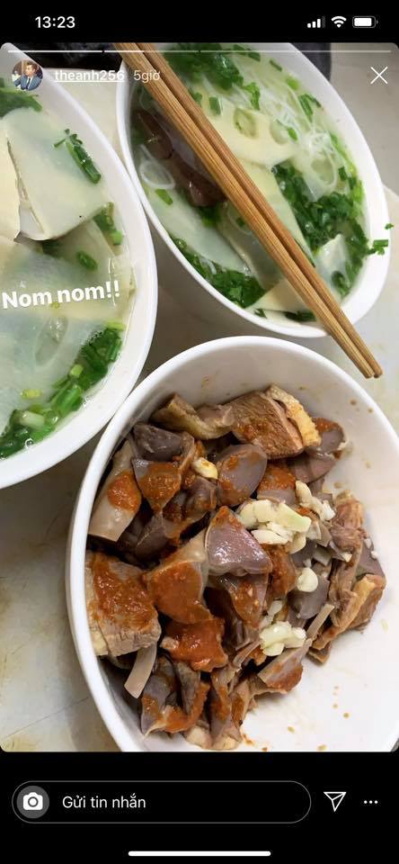 Hoa hậu Tiểu Vy và thiếu gia Thế Anh đăng ảnh thức ăn và cách bày trí giống hệt nhau và thời điểm cũng trùng khớp.  