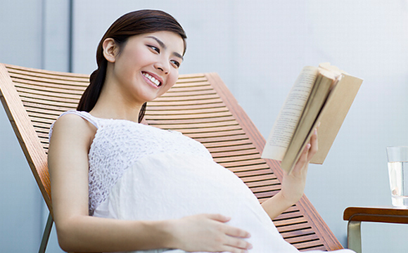 Vận động trí óc vừa phải giúp thai nhi thông minh