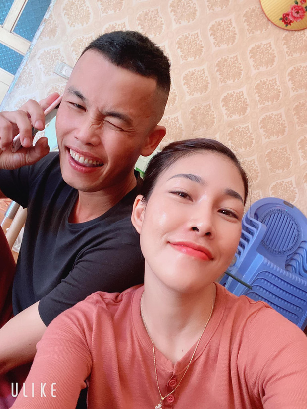Mới đây nhất sau tin đồn kết hôn lần 4, Hiệp Gà và vợ cũ Diệu Thúy bất ngờ tái hợp vô cùng thân thiết sau hơn 1 năm đường ai nấy đi. Cụ thể trên trang cá nhân của mình, Diệu Thúy đã đăng tải loạt ảnh vui vẻ bên Hiệp Gà khiến bạn bè phải đặt nhiều thắc mắc về mối quan hệ của cả hai. Trước những nghi ngờ của dư luận, Diệu Thúy cho biết chắc chắn sẽ không có chuyện tái hợp mà chỉ giữ mối quan hệ tốt đẹp sau khi đường ai nấy đi.    
