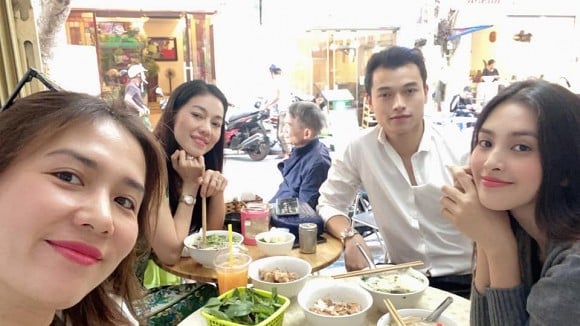 Quản lí truyền thông của Tiểu Vy đăng ảnh phủ nhận tin đồn hẹn hò giữa nàng Hậu với tình cũ Huyền My.