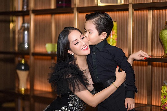 Nữ kiện tướng dancesport cho rằng nhiều người tò mò nhưng không sống dùm hay yêu dùm cô được.