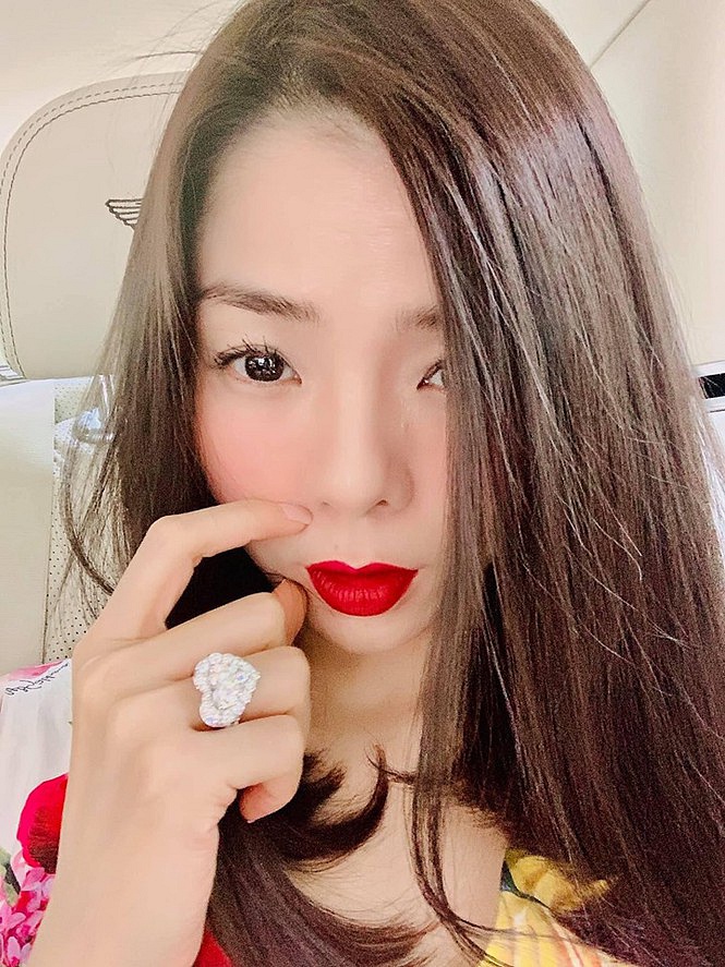 nghien-kim-cuong-nhu-le-quyen-om-mat-vi-dau-rang-nhan-the-khoe-luon-nhan-lap-lanh-tien-ty-dceda3