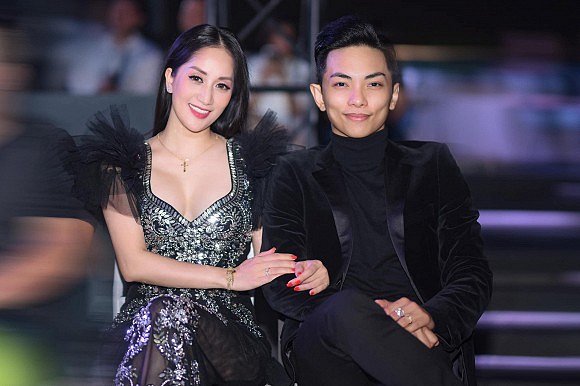 Mới đây, trên trang cá nhân của mình, Khánh Thi bất ngờ đặt ra câu hỏi: “Điều hạnh phúc nhất mà bạn cần có trong hôn nhân là gì?”. Ngay sau đó, cô cũng tự trả lời rằng: “Đó là vẫn chia sẻ được với nhau như trước khi đến với hôn nhân”.    