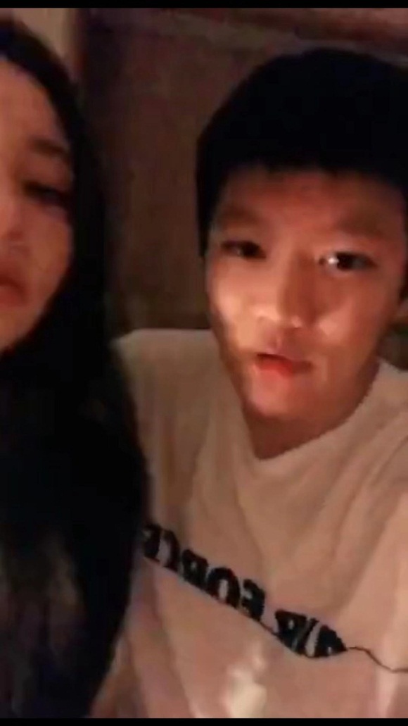 Lý Tiểu Lộ và PGone lộ clip tình tứ khiến dư luận dậy sóng.  