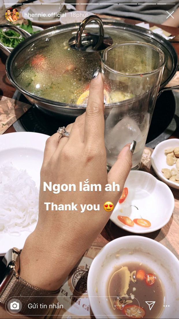 Chiếc nhẫn kim cương đeo ngón tay áp út được H'Hen Niê chia sẻ đang nằm trong tầm ngắm của dư luận.  